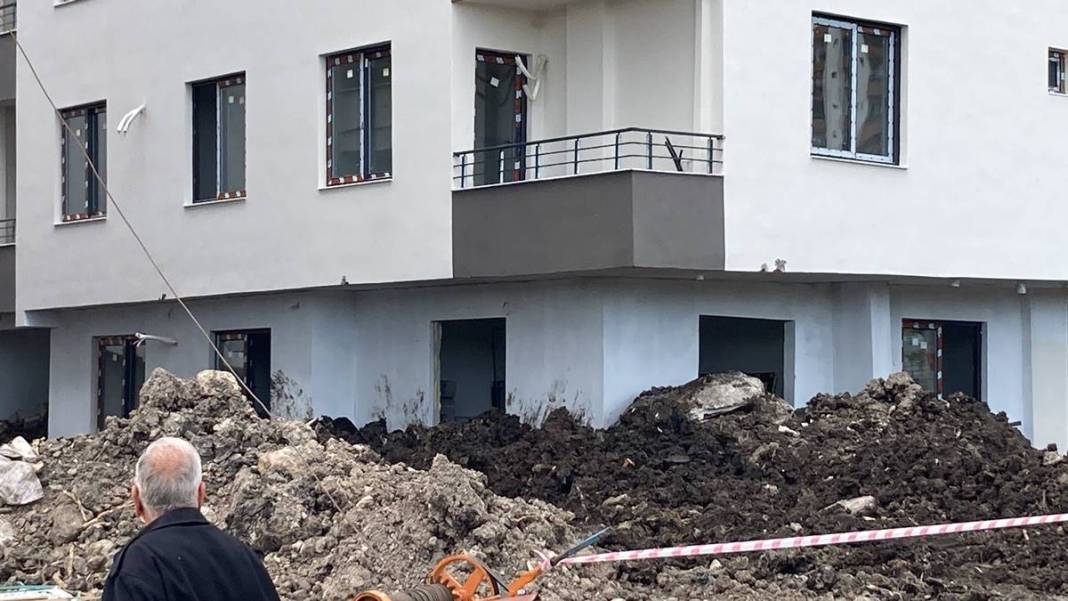 Sıfır bina yan yattı: İnşaatı yaparken zemini kontrol eden olmadı mı! Korkutan manzara 5